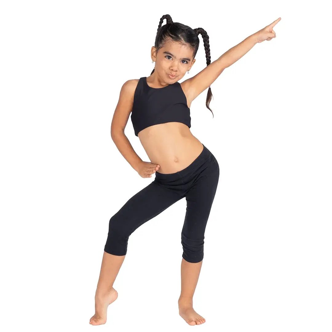 une jeune fille fait un mouvement de disco