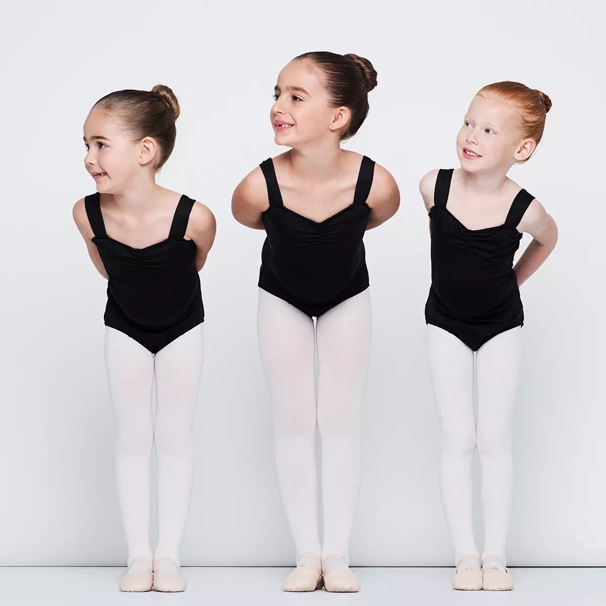 Trois petite ballerines à l'air espiègle
