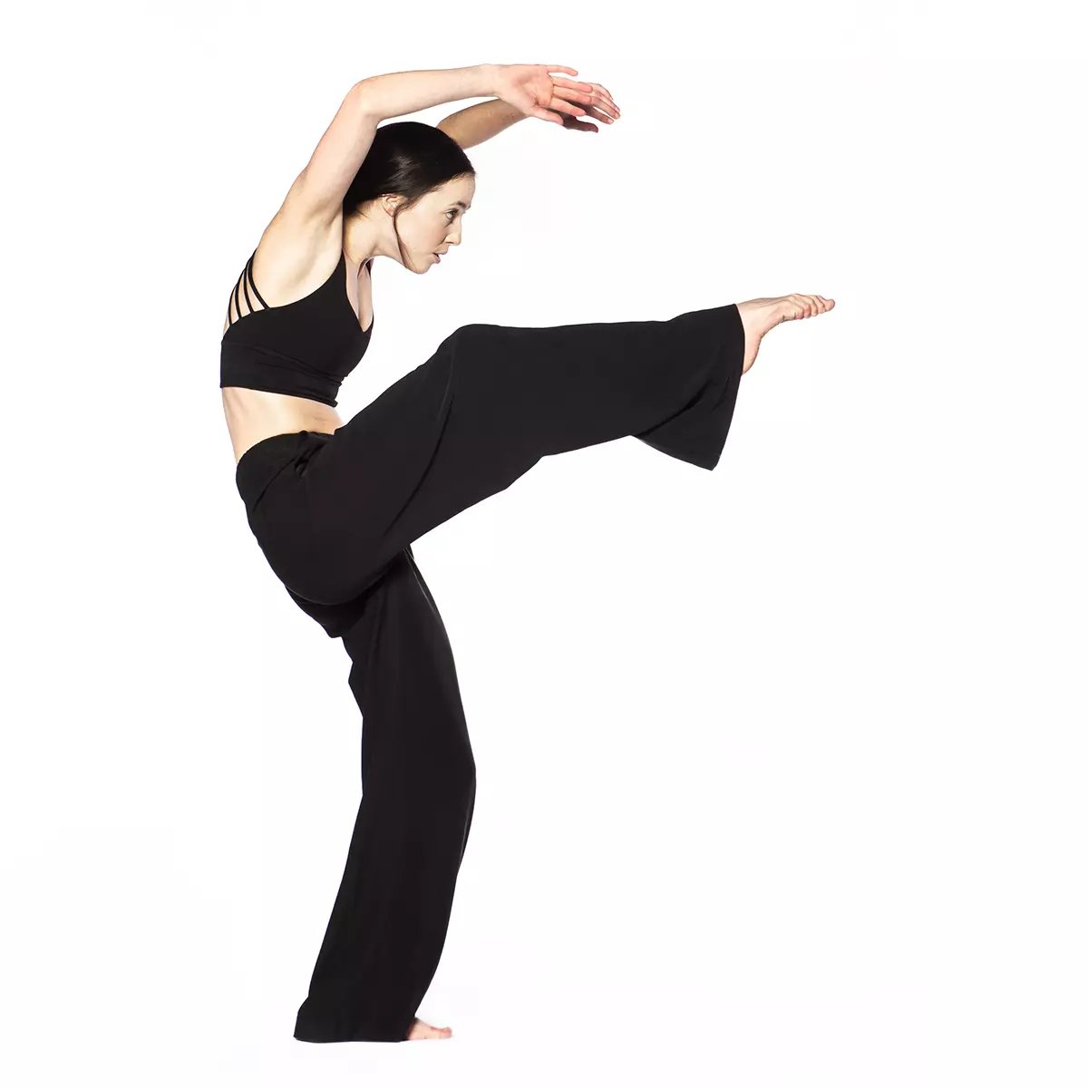 Une danseuse effectue un mouvement de contemporain