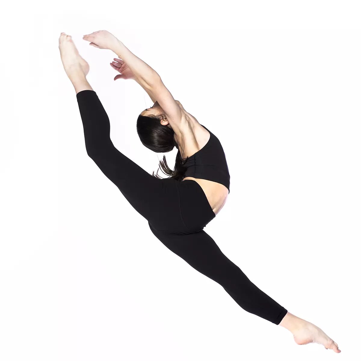 Une élève du programme danse-études du Studio Innova Danse fait un grand jeté