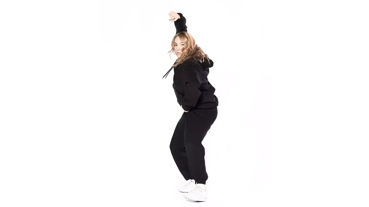 Une danseuse fait un mouvement de hip hop