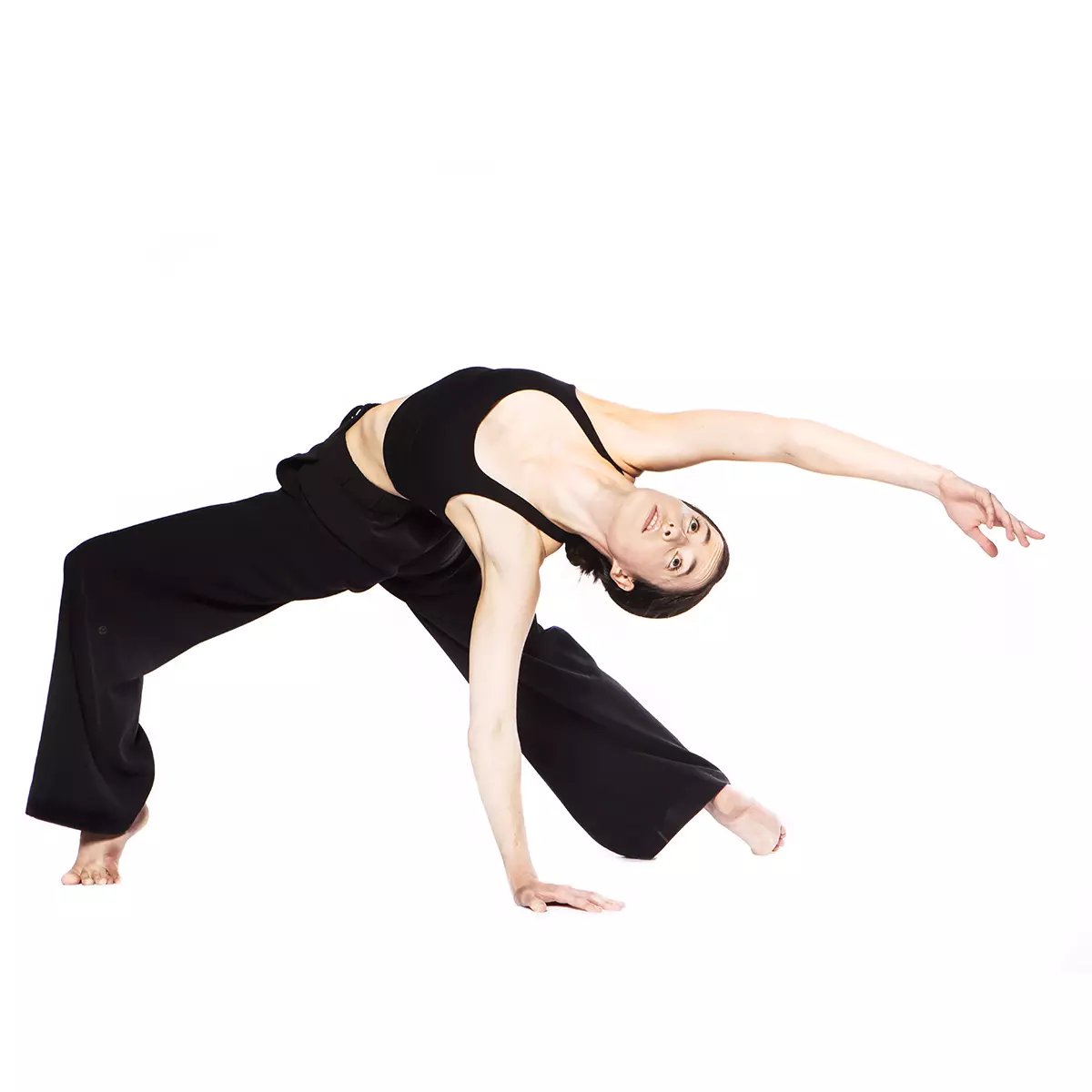 Une danseuse exécute un mouvement technique